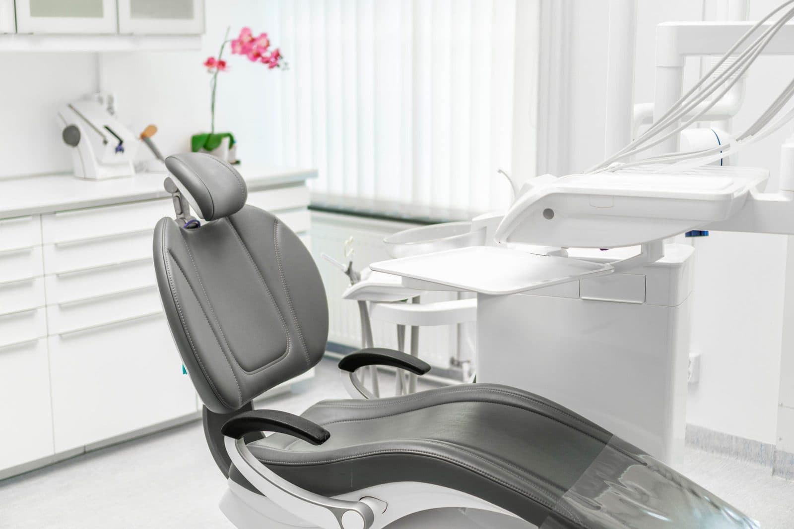 Ljust behandlingsrum på tandläkarkliniken Botkyrka Dental